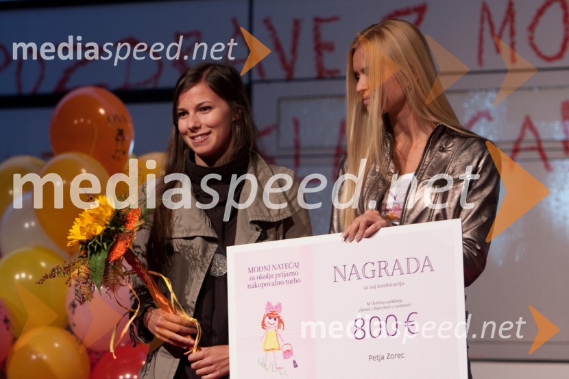 Petja Zorec in Nadya Bychkova, plesalkaOnina manifestacija V pravo smer