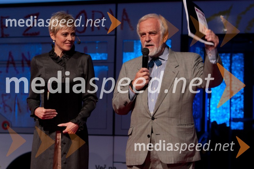 Saša Einsiedler, povezovalka prireditve in Mitja Meršol, nekdanji urednik DelaOnina manifestacija V pravo smer