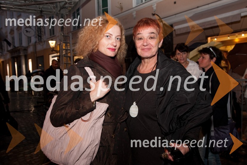 Hermina Kovačič, urednica Diners Club Magazine in Breda Mijovič, modna poznavalkaOnina manifestacija V pravo smer