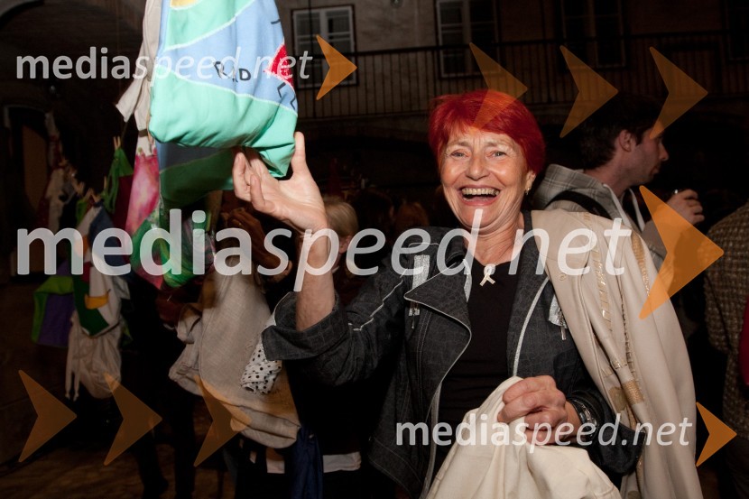 Mojca Senčar, Slovenka leta 2005 ter predsednica Slovenskega združenja za boj proti raku dojkOnina manifestacija V pravo smer