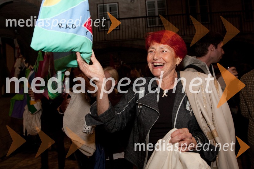 Mojca Senčar, Slovenka leta 2005 ter predsednica Slovenskega združenja za boj proti raku dojkOnina manifestacija V pravo smer