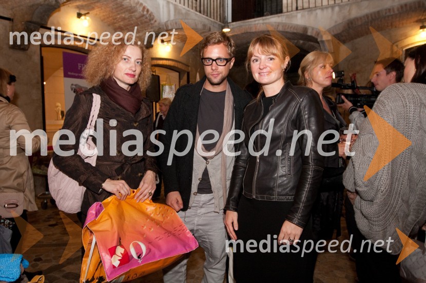 Hermina Kovačič, urednica Diners Club Magazine, Aljoša Krošlin Grlj, odgovorni urednik priloge Magnet in Mateja Jesenek, članica uprave MercatorjaOnina manifestacija V pravo smer