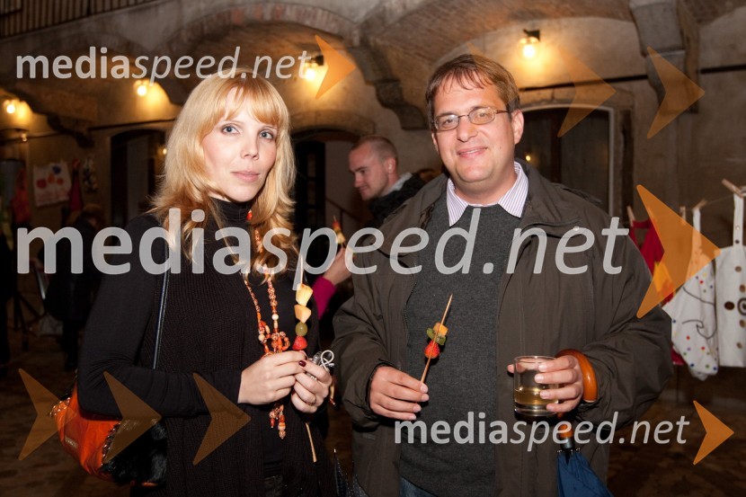 Katja Cah Švarc, novinarka in Alen PremerlOnina manifestacija V pravo smer