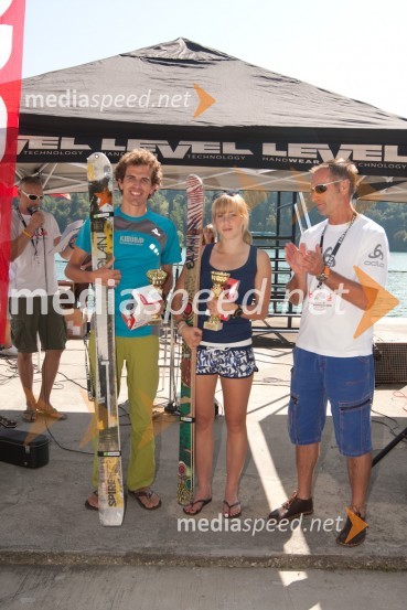 Peter Kastelic, absolutno prvo mesto v moški kategoriji, Anja Erzen, absolutno prvo mesto v ženski kategoriji in Damijan Ambrožič, organizator teka5. Bolle tek okrog jezera