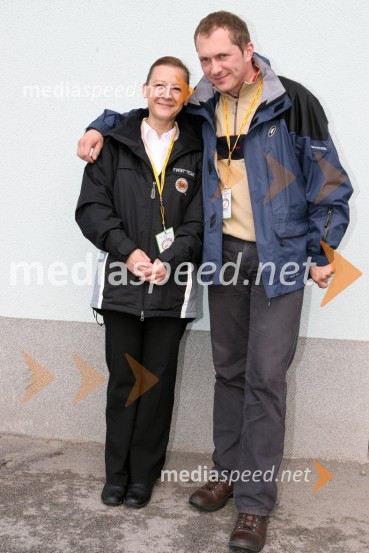 Violeta Freeland, predsednica AMD Krško in Peter Prašnički fotograf in zadožen za marketing pri AMD KrškoSPEEDWAY, 23. zlati znak občine Krško in pokal Franca Babiča