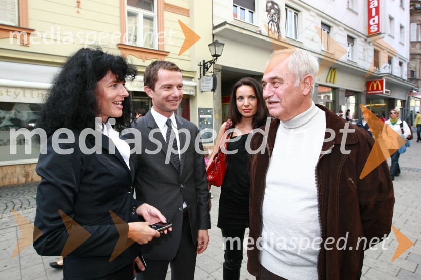 Nataša Matijevič, sekretarka LDS Maribor, Tomaž Orešič, kandidat za župana Mestne občine Maribor, soproga Tijana in Rudi Moge, nekdanji poslanec DZ in predsednik sveta SNG MariborStranka LDS odprla štab v Mariboru