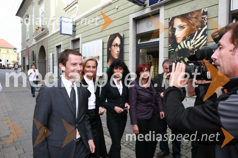 Tomaž Orešič, kandidat za župana Mestne občine Maribor, Katarina Kresal, ministrica za notranje zadeve, Nataša Matijevič, sekretarka LDS Maribor in Marjana Kreitner, predsednica LDS Maribor
Stranka LDS odprla štab v Mariboru