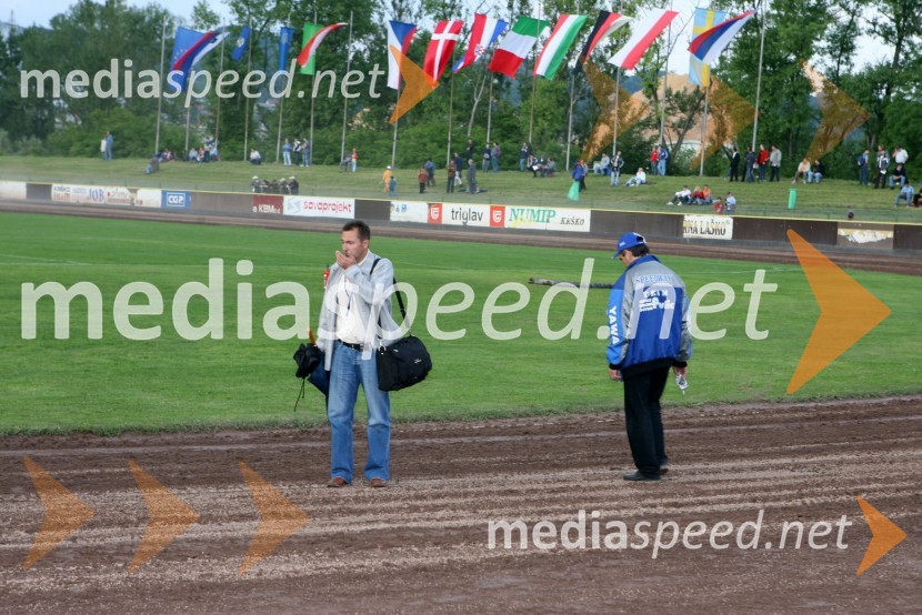 Andrej Matjašec glavni sodnik dirke pri ogledu steze in Zvonko Pavlic bivši speedwayistSPEEDWAY, 23. zlati znak občine Krško in pokal Franca Babiča