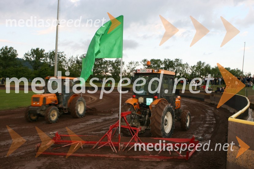 traktorista pri urejejanju stezeSPEEDWAY, 23. zlati znak občine Krško in pokal Franca Babiča