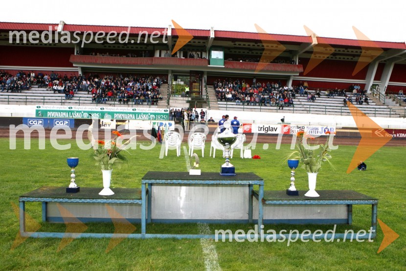 tribuna stadiona Matije Gubca pred dirko in pokali za najboljšeSPEEDWAY, 23. zlati znak občine Krško in pokal Franca Babiča