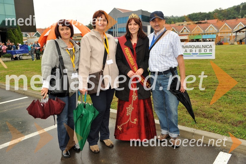 Žužana Ferletič in Gabi Feher, Turizem Lendava, Valentina Houbar, Prekmurska vinska kraljica in Dušan Zver, vodja prireditve Lendavska trgatevLendavska trgatev 2010