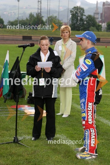 Violeta Freeland, predsednica AMD Krško izroča zahvalo Izaku Šanteju za 13.letno zvestobo in pripadnost AMD Krško, v ozadju podžupanja občine Krško Ana Nuša SomrakSPEEDWAY, 23. zlati znak občine Krško in pokal Franca Babiča