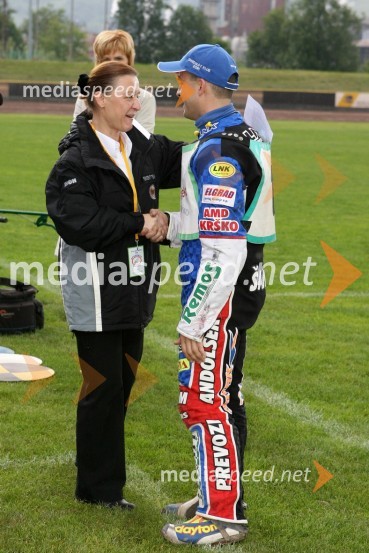 Violeta Freeland, predsednica AMD Krško izroča zahvalo Izaku Šanteju za 13.letno zvestobo in pripadnost AMD KrškoSPEEDWAY, 23. zlati znak občine Krško in pokal Franca Babiča