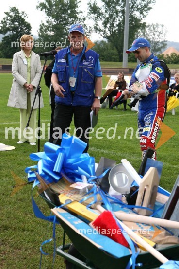 Milan Praznik  izroča zahvalo Izaku Šanteju za 13.letno zvestobo in pripadnost AMD Krško v ozadju podžupanja občine Krško Ana Nuša SomrakSPEEDWAY, 23. zlati znak občine Krško in pokal Franca Babiča