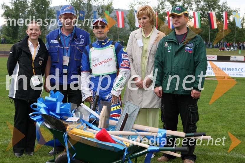 Violeta Freeland, Milan Praznik, Izak Šantej, Ana Nuša Somrak in Gregor Arnšek ob podelitvi samokolnice z orodjem in novega kombinezona Izaku Šanteju, za 13.letno pripadnost iz zvestobo AMD KrškoSPEEDWAY, 23. zlati znak občine Krško in pokal Franca Babiča