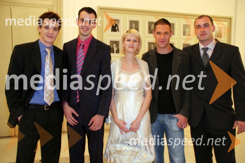 Mitja Šeško, moderator prireditve in novinar Radia City, Bojan Radakovič, Polona Baloh, Miha Pozeb in Primož Hedl, člani Rotaract kluba MariborSeverina, dobrodelni koncert