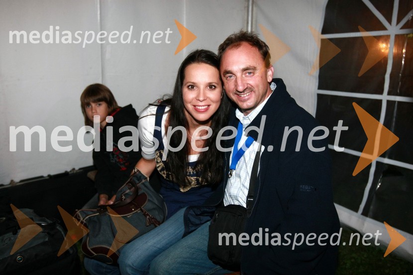 Irena Kučiš, backvokalistka Petra Graša in Dušan Zver, vodja prireditve Lendavska trgatevLendavska trgatev 2010