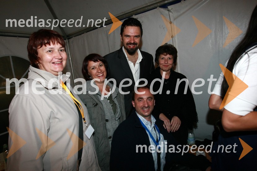 Gabi Feher, Turizem Lendava, Žužana Ferletič, Turizem Lendava, Petar Grašo, hrvaški pevec, Suzana Kovačič, Turizem Lendava in Dušan Zver, vodja prireditve Lendavska trgatevLendavska trgatev 2010