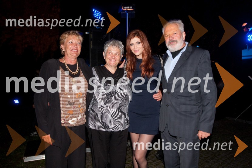 	Manca Špik, pevka, tašča Valerija, mama Martina in oče MaksManca Špik praznovala 30. rojstni dan