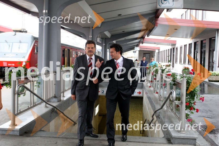 Dr. Andrej Godec, direktor Direkcije Republike slovenije za vodenje investicij v javno železniško infrastrukturo in Patrick Vlačič, minister za prometOdprtje daljinskega in avtomatskega železniškega prometa iz centra vodenja prometa