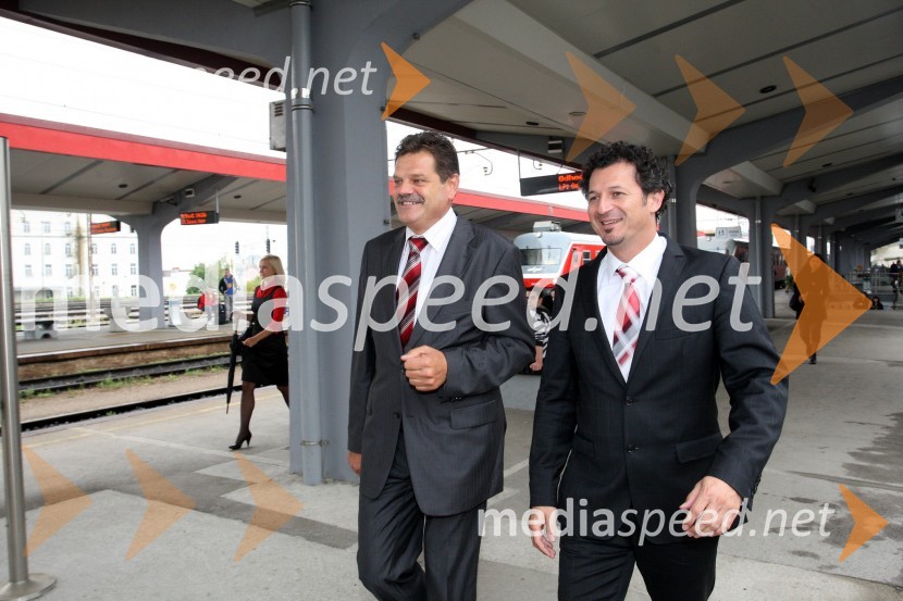 Dr. Andrej Godec, direktor Direkcije Republike slovenije za vodenje investicij v javno železniško infrastrukturo in Patrick Vlačič, minister za prometOdprtje daljinskega in avtomatskega železniškega prometa iz centra vodenja prometa