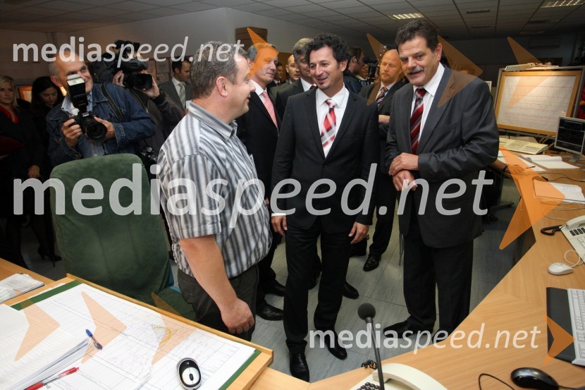 ..., Patrick Vlačič, minister za promet in dr. Andrej Godec, direktor Direkcije Republike slovenije za vodenje investicij v javno železniško infrastrukturoOdprtje daljinskega in avtomatskega železniškega prometa iz centra vodenja prometa
