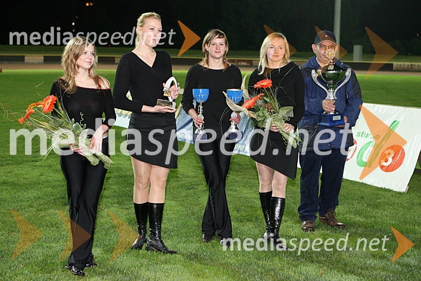 Štartne deklice s pokali in Zlatim znakomSPEEDWAY, 23. zlati znak občine Krško in pokal Franca Babiča