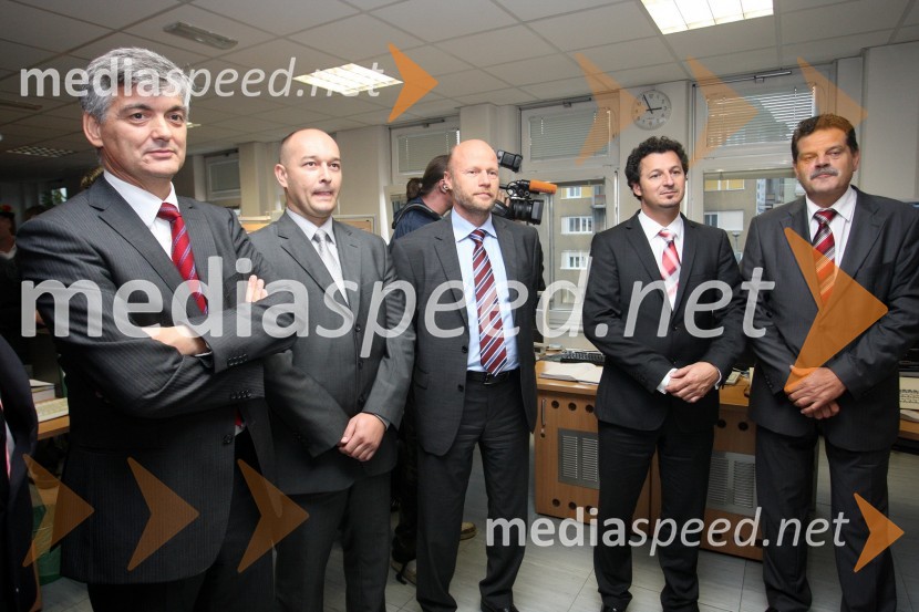 ..., ..., ..., Patrick Vlačič, minister za promet in dr. Andrej Godec, direktor Direkcije Republike slovenije za vodenje investicij v javno železniško infrastrukturoOdprtje daljinskega in avtomatskega železniškega prometa iz centra vodenja prometa