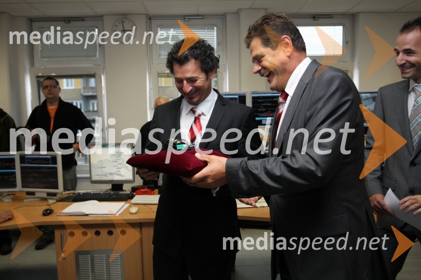 Patrick Vlačič, minister za promet in dr. Andrej Godec, direktor Direkcije Republike slovenije za vodenje investicij v javno železniško infrastrukturoOdprtje daljinskega in avtomatskega železniškega prometa iz centra vodenja prometa
