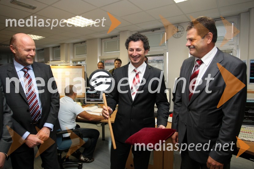 ..., Patrick Vlačič, minister za promet in dr. Andrej Godec, direktor Direkcije Republike slovenije za vodenje investicij v javno železniško infrastrukturoOdprtje daljinskega in avtomatskega železniškega prometa iz centra vodenja prometa