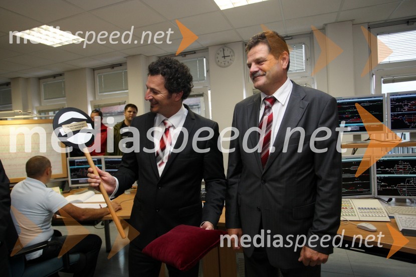Patrick Vlačič, minister za promet in dr. Andrej Godec, direktor Direkcije Republike slovenije za vodenje investicij v javno železniško infrastrukturoOdprtje daljinskega in avtomatskega železniškega prometa iz centra vodenja prometa