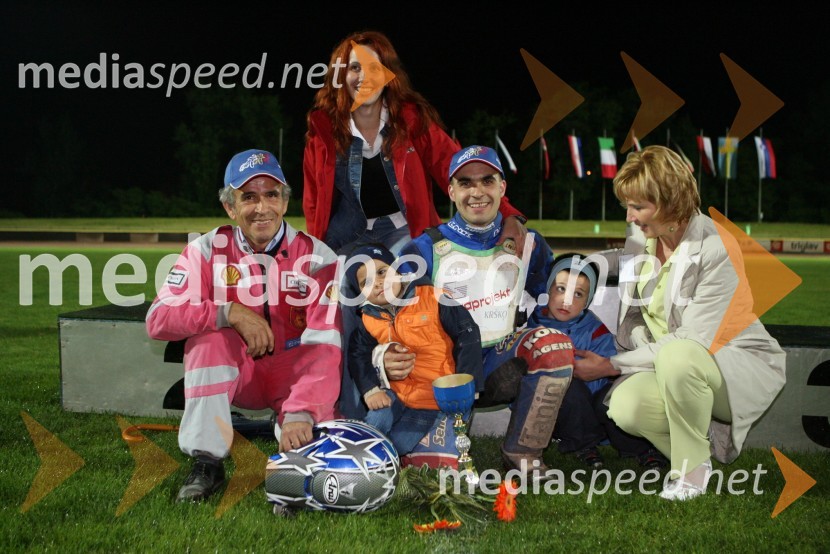 Franci Šantej, oče voznika Izaka Šanteja, Izak Šantej  s sinovoma Žanom in Miho, žena Hermina in podžupanja občine Krško Ana Nuša SomrakSPEEDWAY, 23. zlati znak občine Krško in pokal Franca Babiča