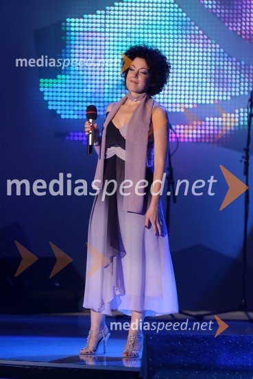 Kristina Oberžan, pevkaSlovenska popevka 2010, zmagovalka: Darja Švajger s popevko Otok ljubezni