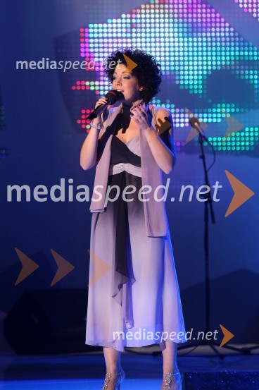 Kristina Oberžan, pevkaSlovenska popevka 2010, zmagovalka: Darja Švajger s popevko Otok ljubezni