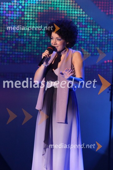 Kristina Oberžan, pevkaSlovenska popevka 2010, zmagovalka: Darja Švajger s popevko Otok ljubezni