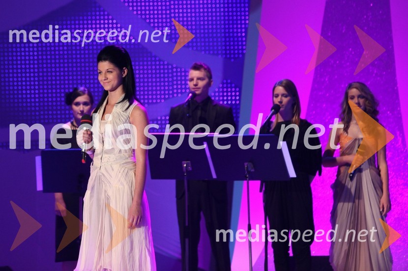 Duet NajuSlovenska popevka 2010, zmagovalka: Darja Švajger s popevko Otok ljubezni