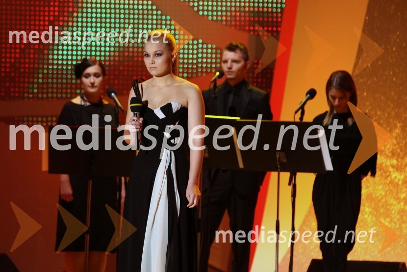 Eva Černe, pevkaSlovenska popevka 2010, zmagovalka: Darja Švajger s popevko Otok ljubezni