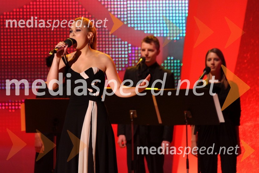 Eva Černe, pevkaSlovenska popevka 2010, zmagovalka: Darja Švajger s popevko Otok ljubezni