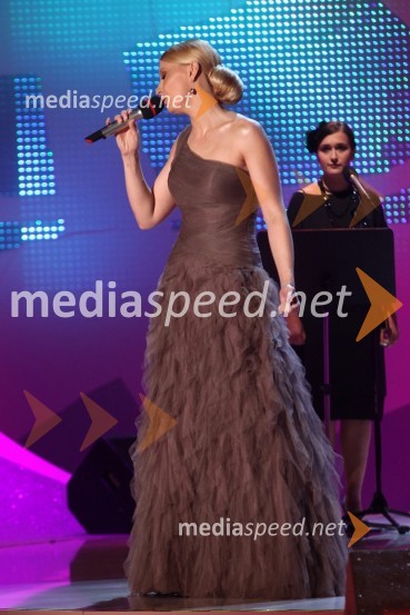 Karmen Stavec, pevkaSlovenska popevka 2010, zmagovalka: Darja Švajger s popevko Otok ljubezni