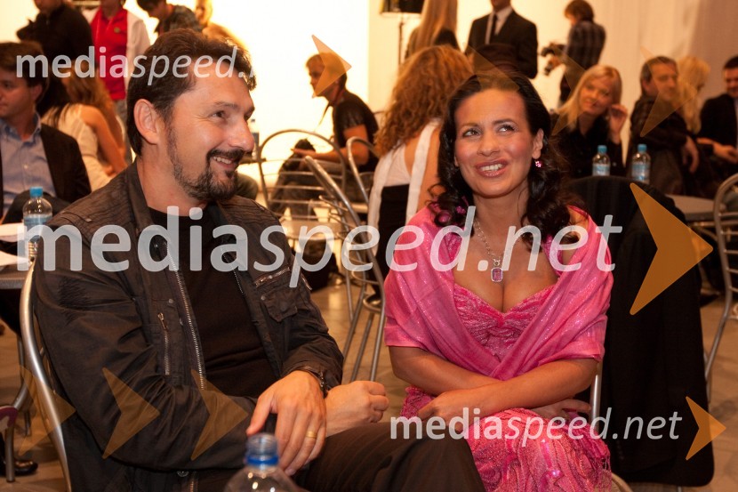 Tomaž Letnar, scenarist in Darja Švajger, pevka, zmagovalka slovenske popevke 2010 s pesmijo Otok ljubezniSlovenska popevka 2010, zmagovalka: Darja Švajger s popevko Otok ljubezni