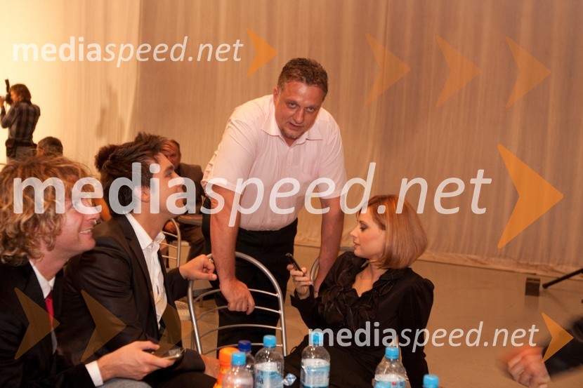 Aleš Vovk-Raay, član skupine Tangels, Igor Pirkovič, pomočnik direktorja TV Slovenija in Marjetka Jurkovnik - Vovk, članica skupine TangelsSlovenska popevka 2010, zmagovalka: Darja Švajger s popevko Otok ljubezni
