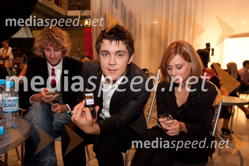 Jakob Kapus, novinar, koreograf, pevec, Aleš Vovk-Raay, član skupine Tangels in Marjetka Jurkovnik - Vovk, članica skupine TangelsSlovenska popevka 2010, zmagovalka: Darja Švajger s popevko Otok ljubezni