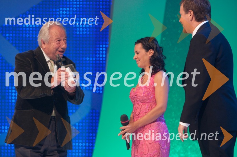 Jure Robežnik, skladatelj, Darja Švajger, pevka, zmagovalka slovenske popevke 2010 s pesmijo Otok ljubezni in Patrick Greblo, glasbenikSlovenska popevka 2010, zmagovalka: Darja Švajger s popevko Otok ljubezni