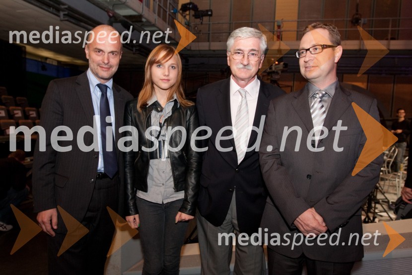 Janez Lombergar, nekdanji programski direktor RTV Slovenija, hči Kara, Petar Radović, odgovorni urednik razvedrilnega programa TV Slovenija in Marko Filli, generalni direktor RTV SlovenijaSlovenska popevka 2010, zmagovalka: Darja Švajger s popevko Otok ljubezni