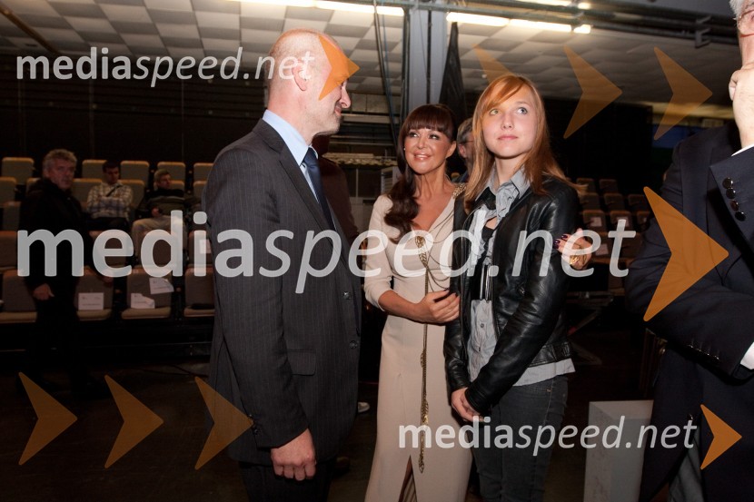 Janez Lombergar, nekdanji programski direktor RTV Slovenija, hči Kara in Miša Molk, varuhinja pravic gledalcev in poslušalcev RTV Slovenija in voditeljica prireditveSlovenska popevka 2010, zmagovalka: Darja Švajger s popevko Otok ljubezni