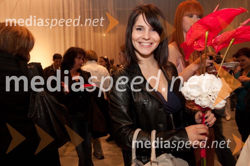 Lea Sirk, pevkaSlovenska popevka 2010, zmagovalka: Darja Švajger s popevko Otok ljubezni