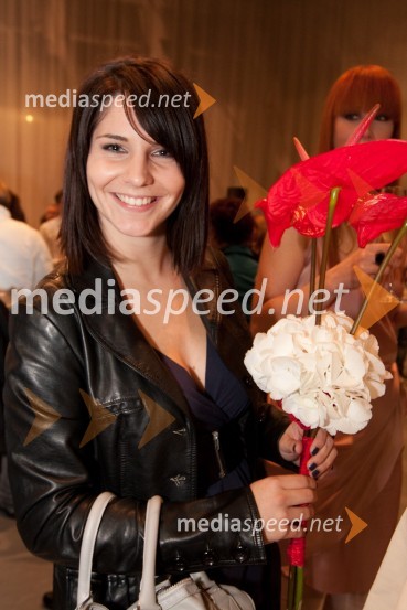 Lea Sirk, pevkaSlovenska popevka 2010, zmagovalka: Darja Švajger s popevko Otok ljubezni