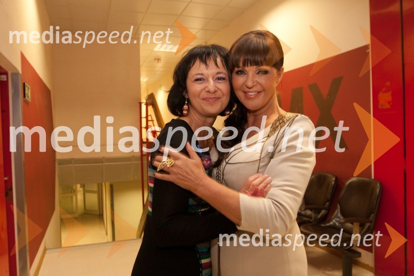 Lara Jankovič, igralka, pevka in Miša Molk, varuhinja pravic gledalcev in poslušalcev RTV Slovenija in voditeljica prireditveSlovenska popevka 2010, zmagovalka: Darja Švajger s popevko Otok ljubezni