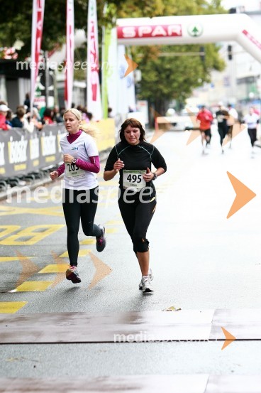 Anja Kolšek, maratonka (203) in Valerija Taciga, maratonka (495)1. Eko maraton Maribor, tekaški maraton, tekači