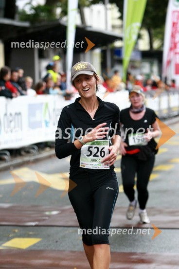 Renata Jurečič, maratonka (526) in Vida Nastran, maratonka (198)1. Eko maraton Maribor, tekaški maraton, tekači